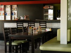 2fk-projekt-wnetrz-wroclaw-boleslawiec-legnica-pizzeria-klub-restauracja-chilli-boleslawiec-bar-siedzisko-tapicerowane-zielone