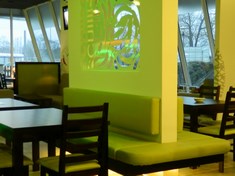 2fk-projekt-wnetrz-wroclaw-boleslawiec-legnica-pizzeria-klub-restauracja-chilli-boleslawiec-led-zielony-bialy-tapicerowane siedzisko-stal-cieta-laser