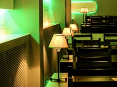 2fk-projekt-wnetrz-wroclaw-boleslawiec-legnica-pizzeria-klub-restauracja-chilli-boleslawiec-parawan-grafika-wyklejana-sciana-led-zielony-lampki