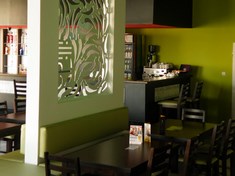 2fk-projekt-wnetrz-wroclaw-boleslawiec-legnica-pizzeria-klub-restauracja-chilli-boleslawiec-stal-cieta-laser-siedzisko tapicerowane-zielone
