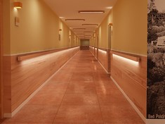 2fk-projekt-wnetrz-wroclaw-legnica-boleslawiec-korytarz-szpital-przychodnia-klinika-sanatorium-fototapeta-tapeta-winylowa-drewno-pomaranczowe-brazowe-miedziane-2